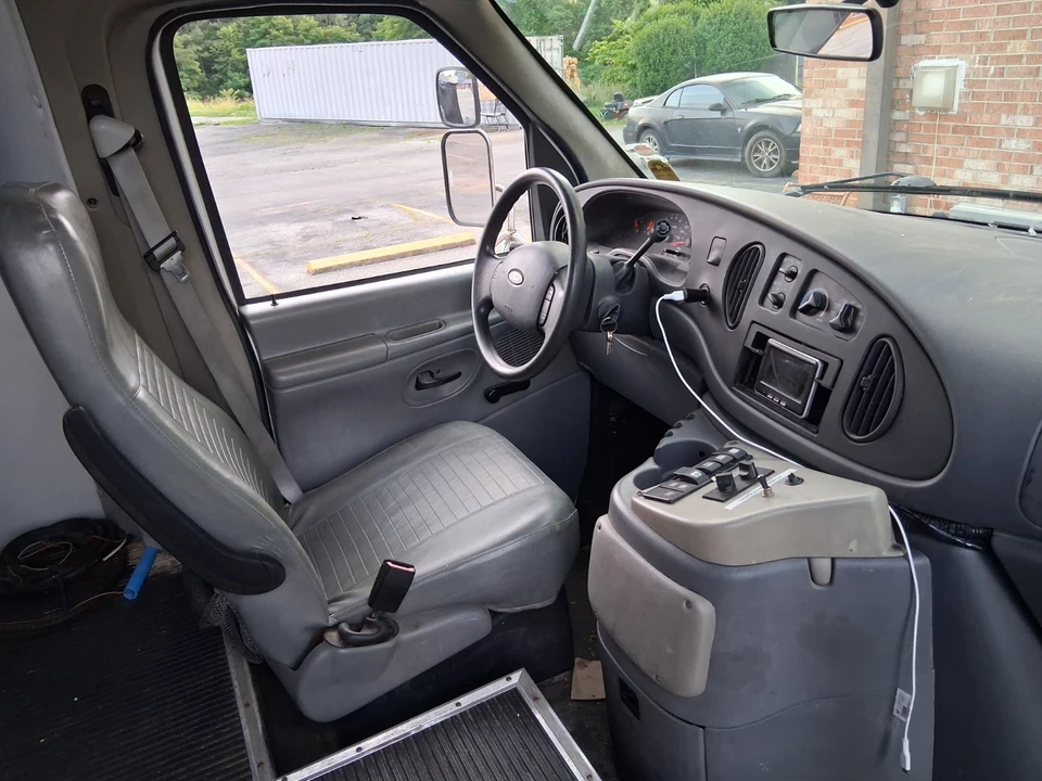 2004 Ford Econoline Van - Image 7 of 19