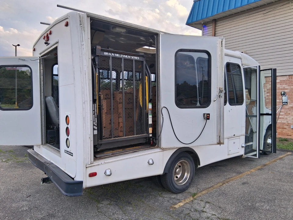 2004 Ford Econoline Van - Image 5 of 19
