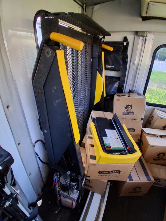 2004 Ford Econoline Van - Image 16 of 19
