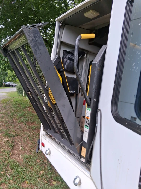 2004 Ford Econoline Van - Image 18 of 19