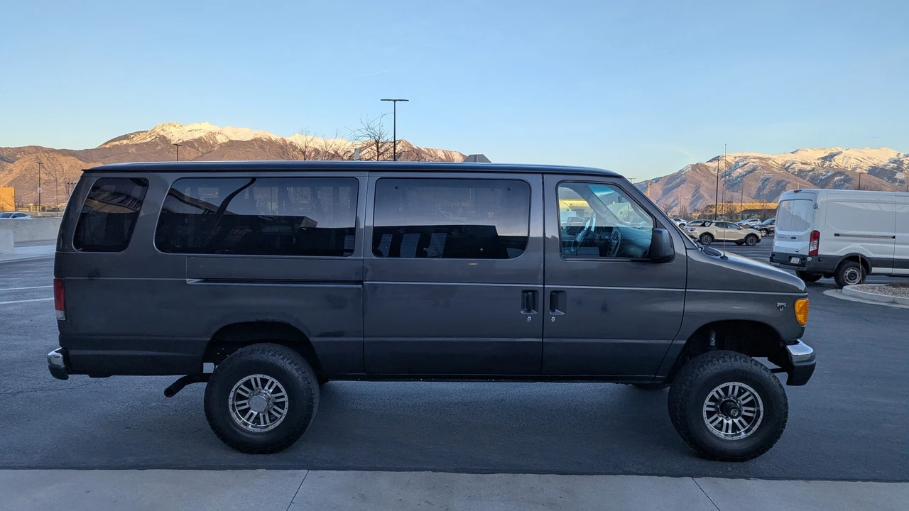 2004 Ford Econoline Van - Image 12 of 31