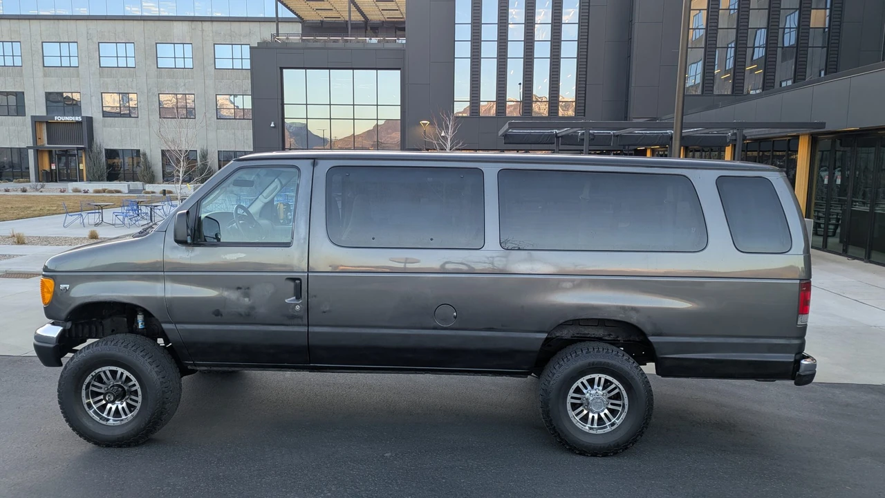 2004 Ford Econoline Van - Image 4 of 31