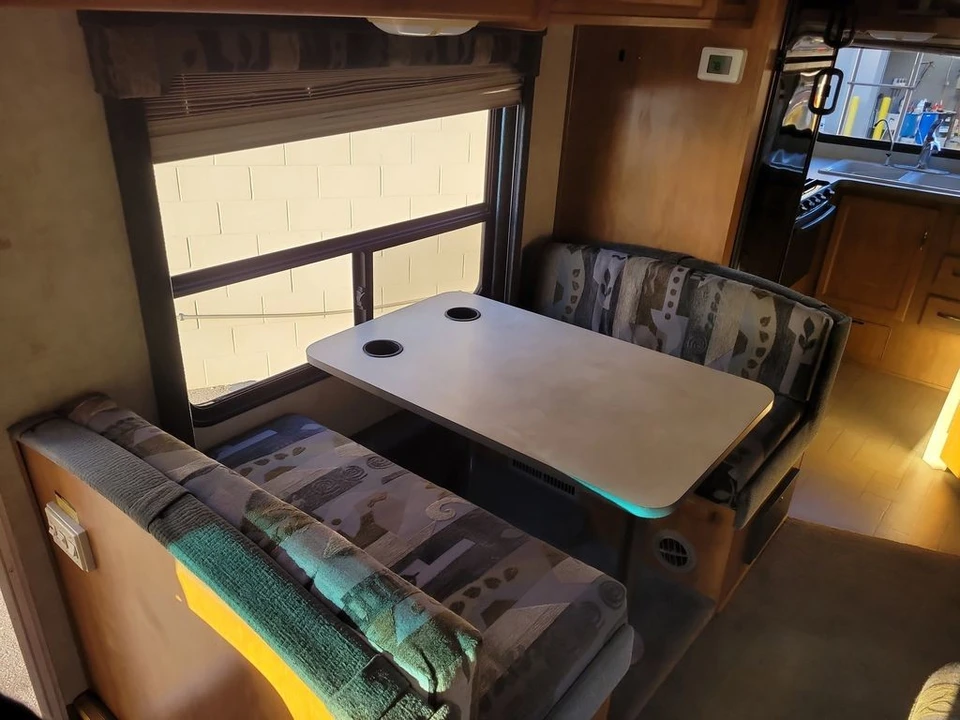 2004 Ford Econoline Van - Image 10 of 12