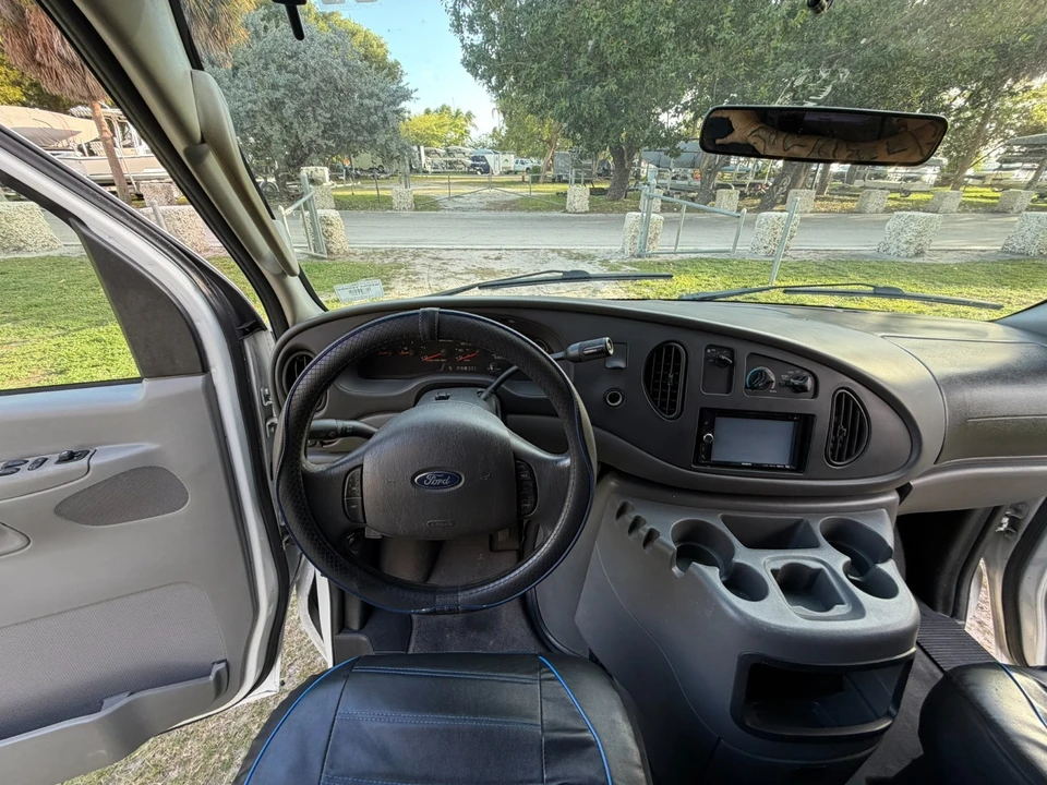 2004 Ford Econoline Van - Image 16 of 21