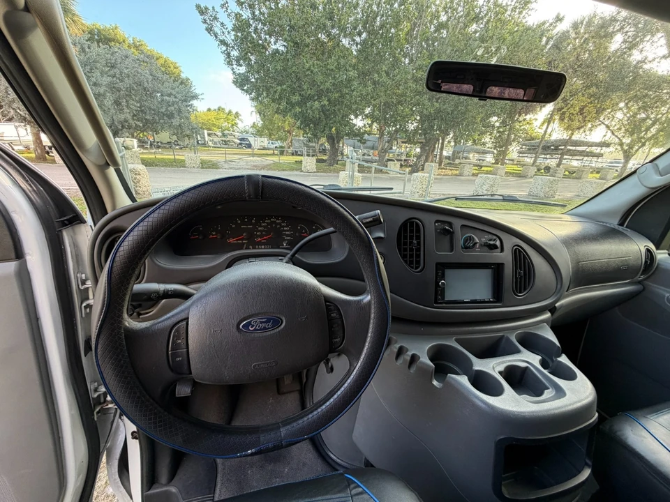 2004 Ford Econoline Van - Image 10 of 21