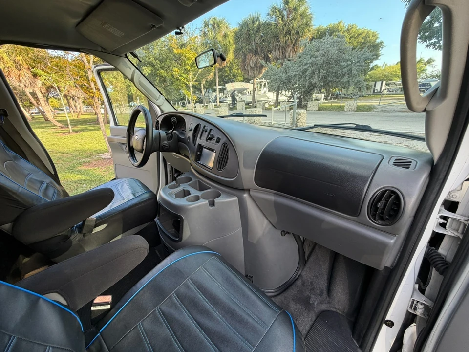 2004 Ford Econoline Van - Image 13 of 21