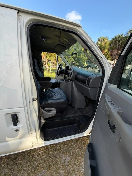 2004 Ford Econoline Van - Image 14 of 21