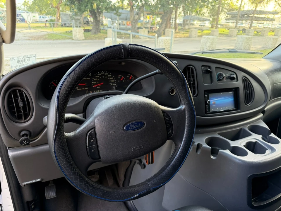 2004 Ford Econoline Van - Image 9 of 21