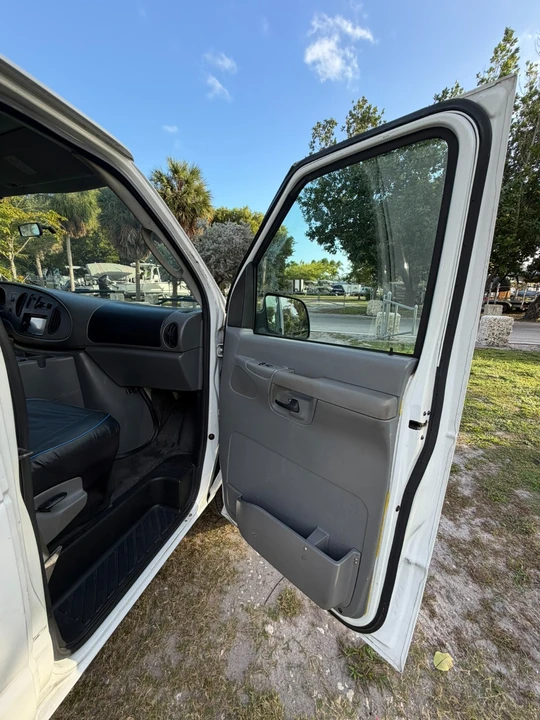 2004 Ford Econoline Van - Image 15 of 21