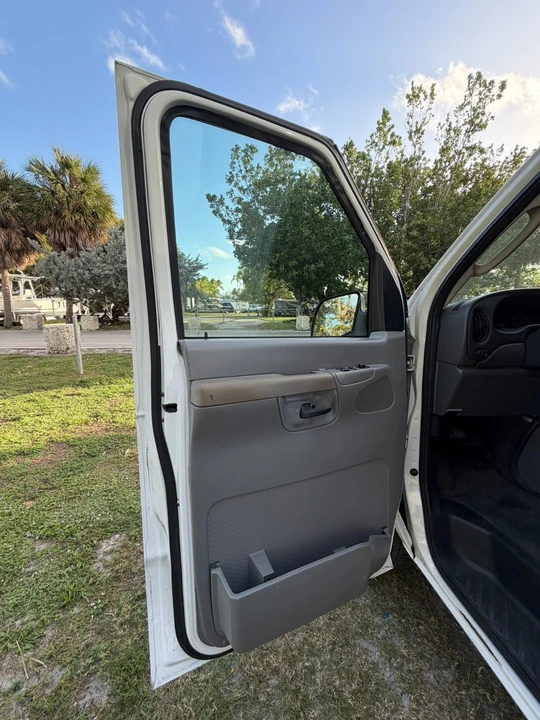 2004 Ford Econoline Van - Image 11 of 21