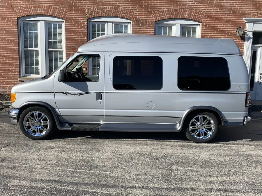 2004 Ford Econoline Van - Image 2 of 10