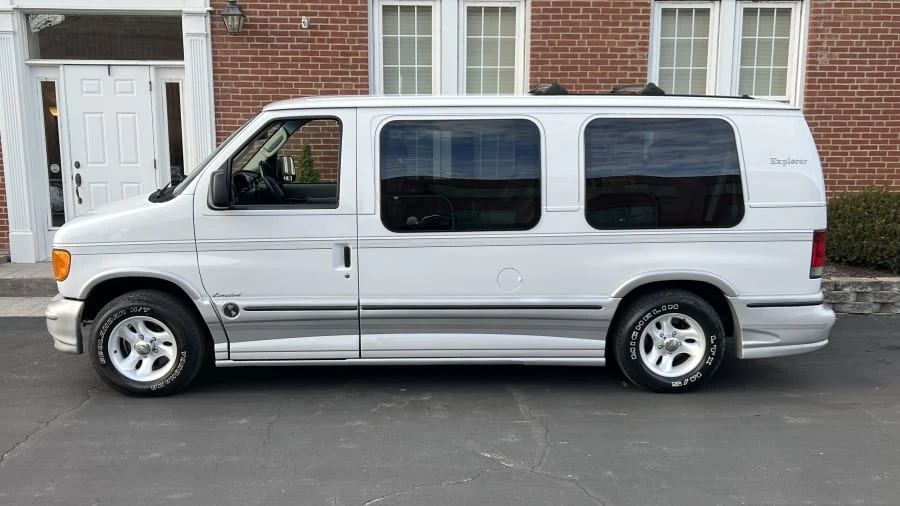 2004 Ford Econoline Van - Image 2 of 11