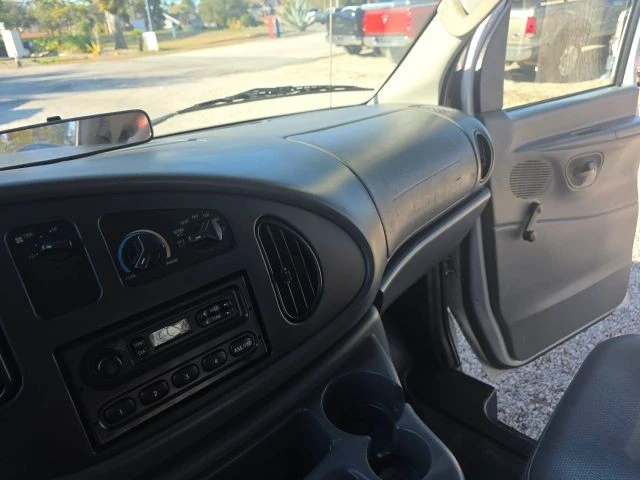2004 Ford Econoline Van - Image 16 of 21