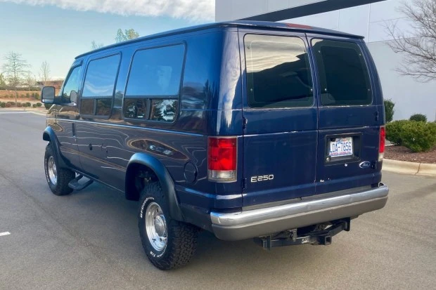 2004 Ford Econoline Van - Image 2 of 8
