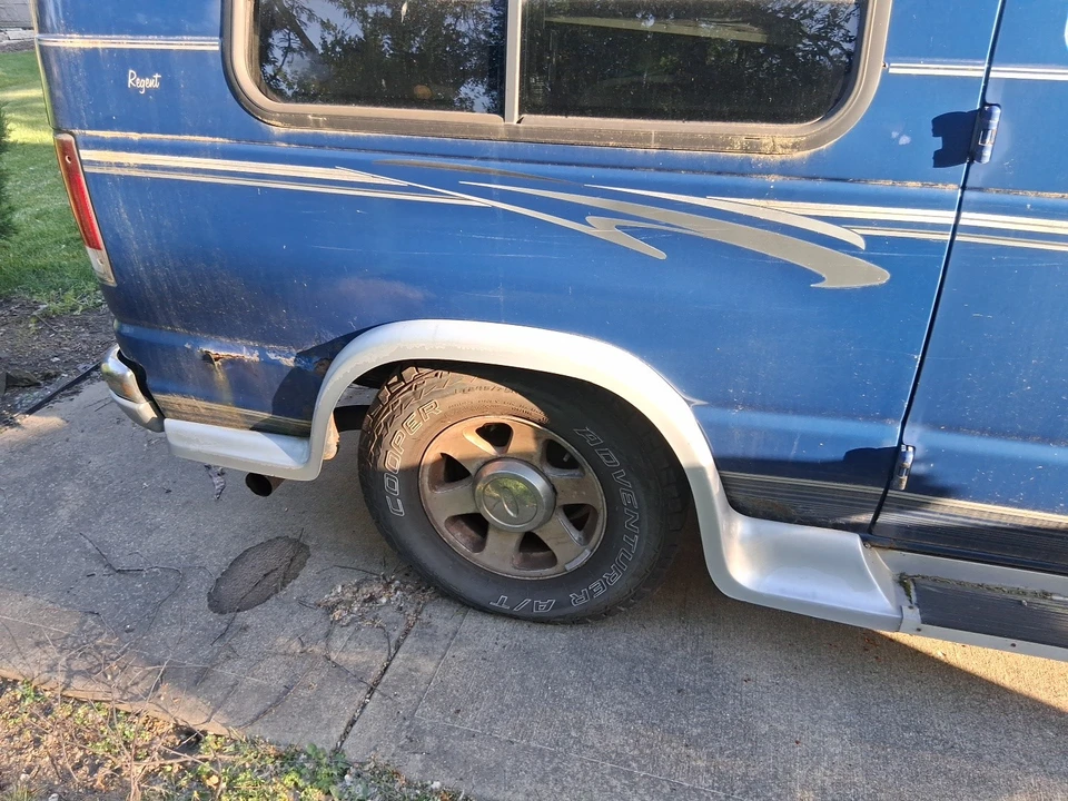 2004 Ford Econoline Van - Image 10 of 11