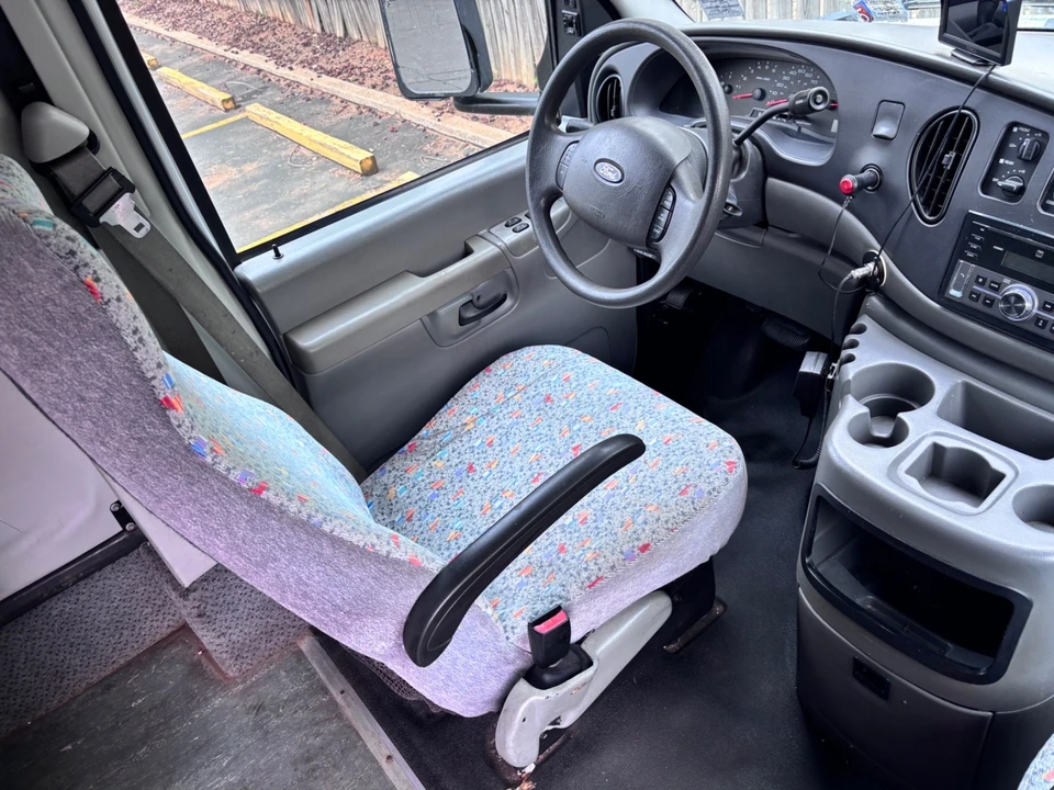 2004 Ford Econoline Van - Image 12 of 21