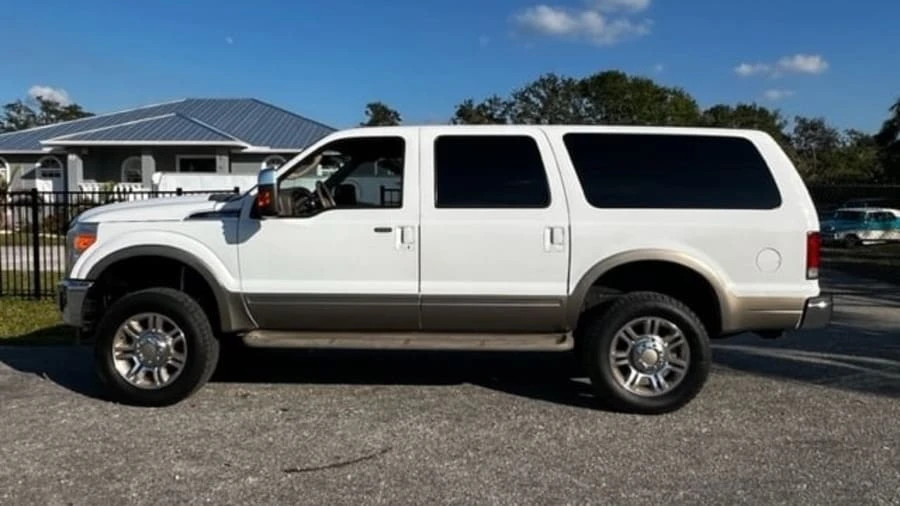 2004 Ford Excursion - Image 2 of 14