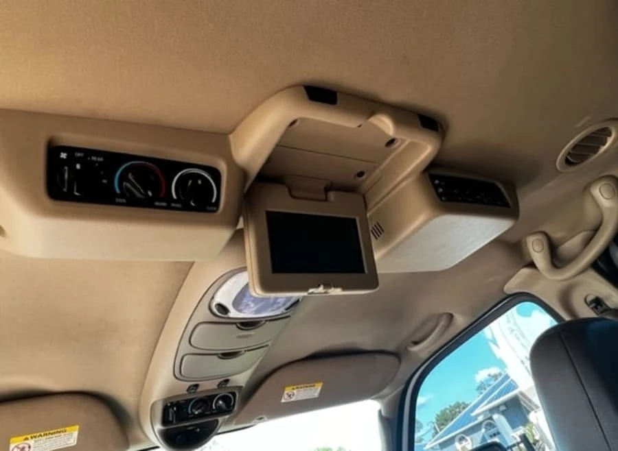 2004 Ford Excursion - Image 9 of 14