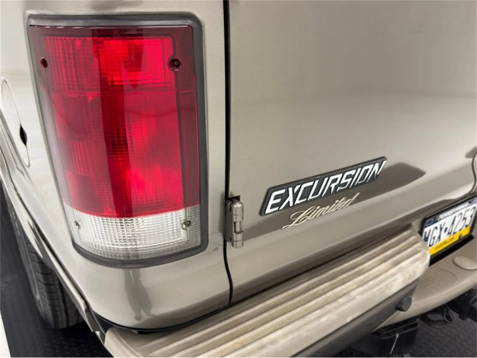 2004 Ford Excursion - Image 18 of 31