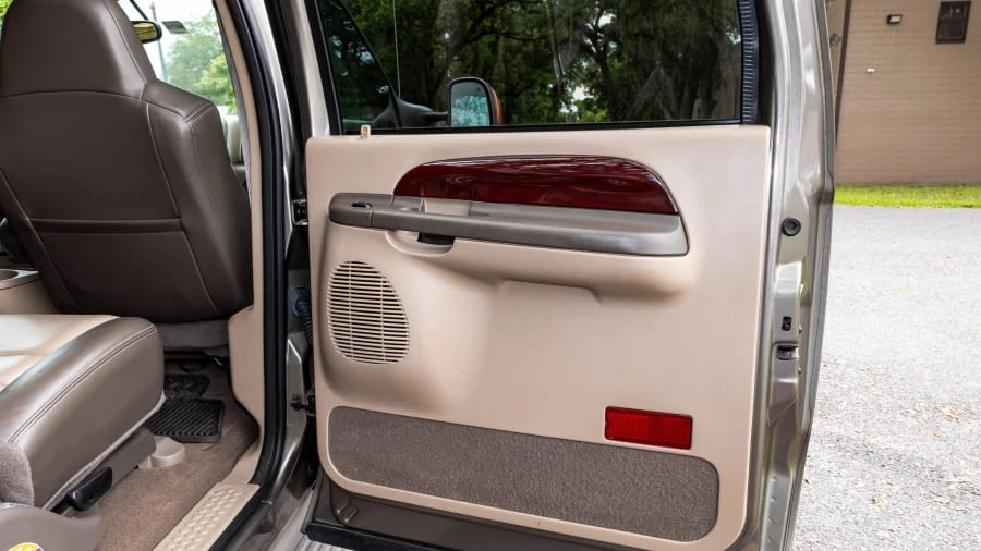 2004 Ford Excursion - Image 13 of 27