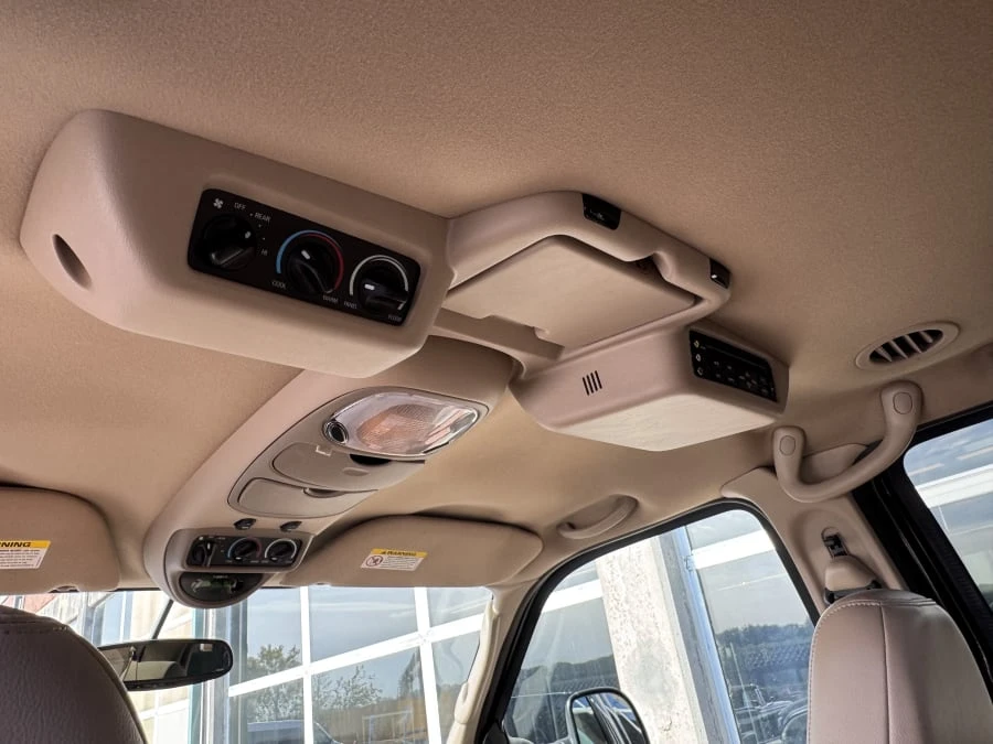 2004 Ford Excursion - Image 10 of 18