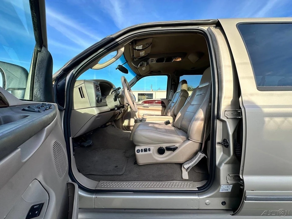 2004 Ford Excursion - Image 10 of 21
