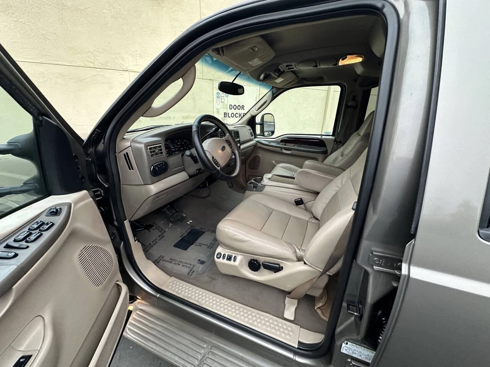 2004 Ford Excursion - Image 10 of 21