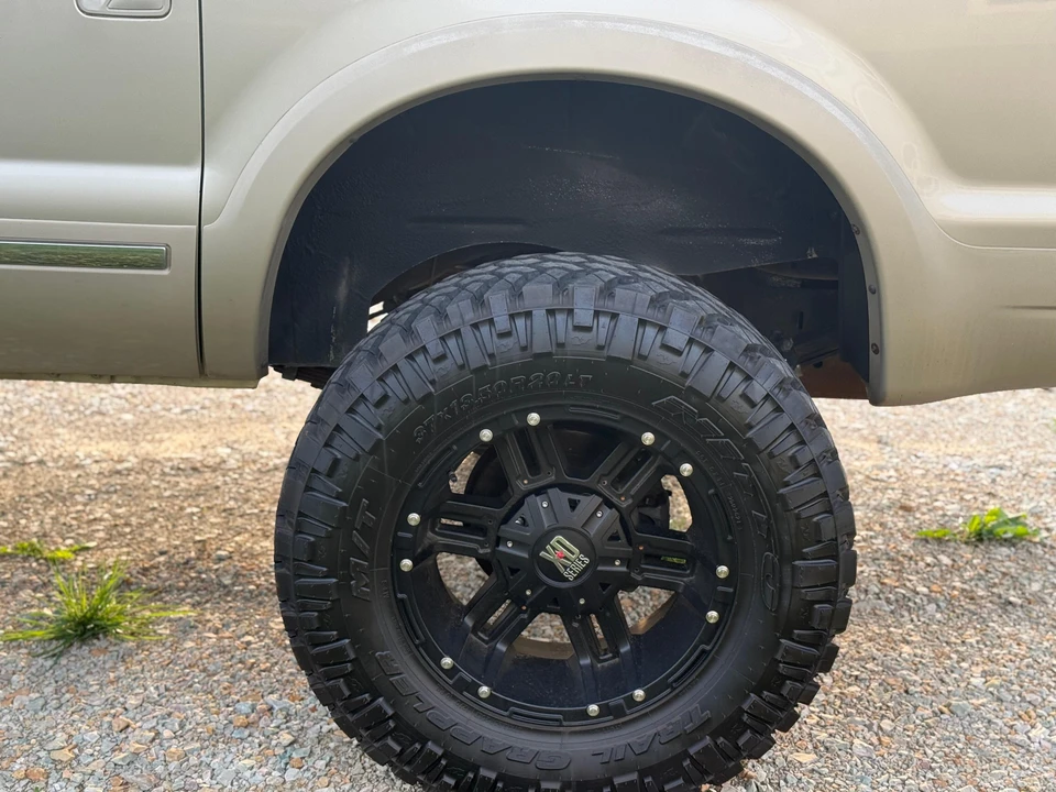 2004 Ford Excursion - Image 19 of 31
