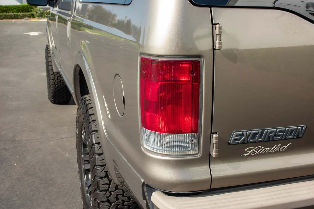 2004 Ford Excursion - Image 28 of 31
