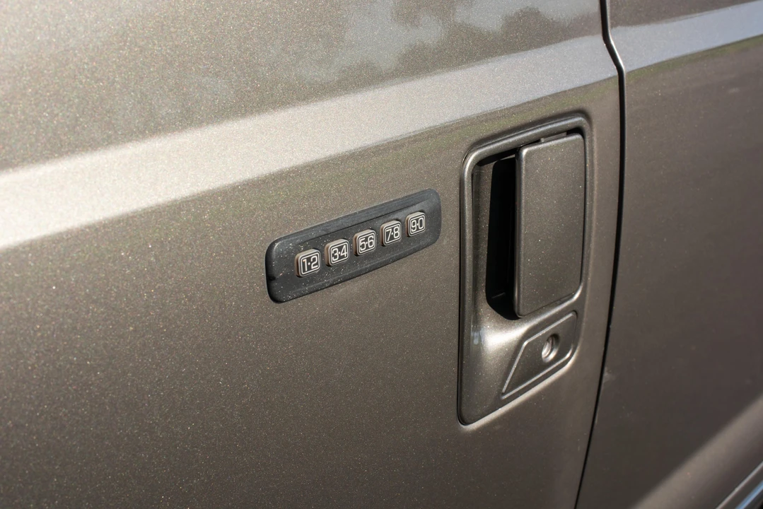 2004 Ford Excursion - Image 23 of 31