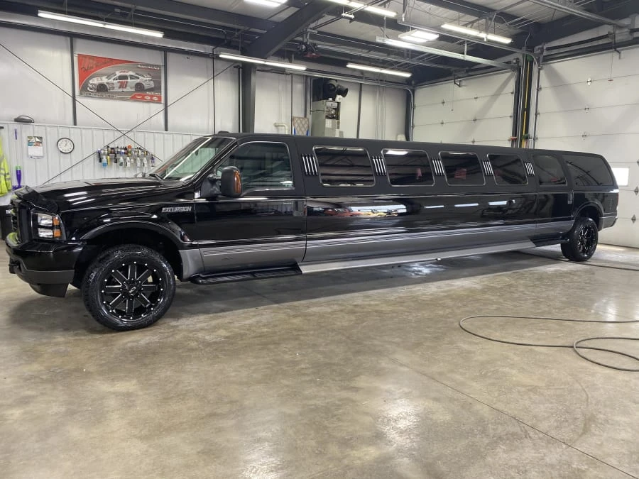 2004 Ford Excursion - Image 2 of 9