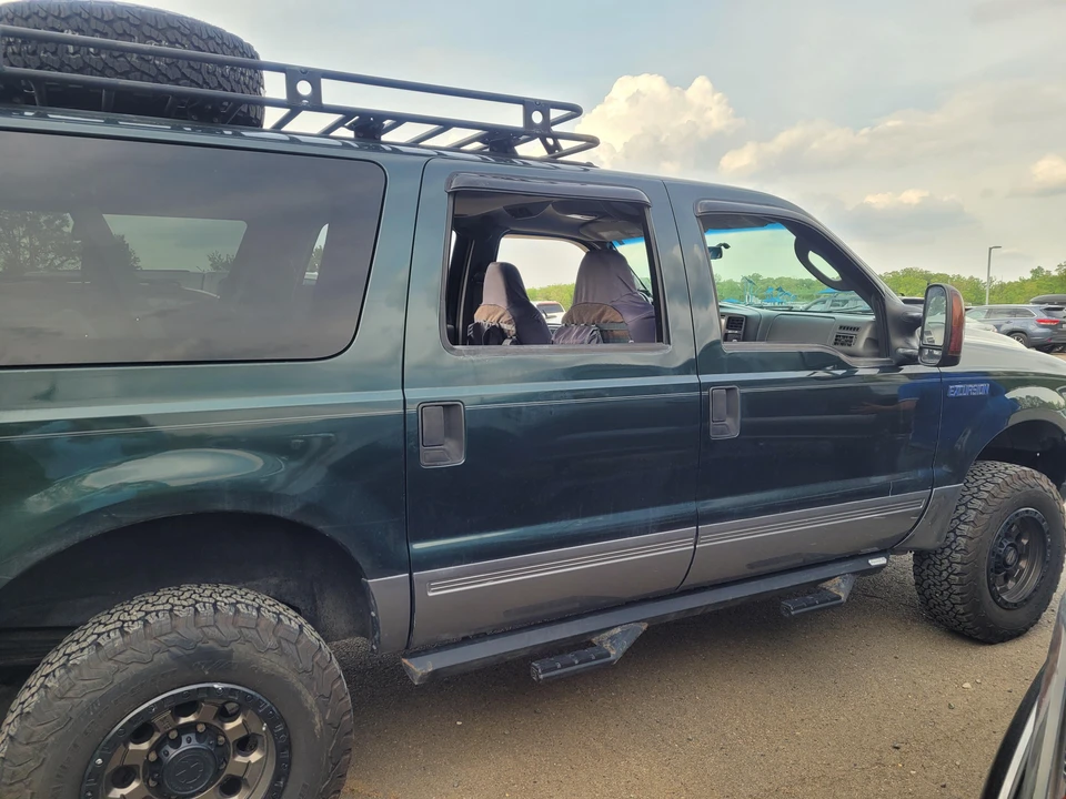 2004 Ford Excursion - Image 21 of 31