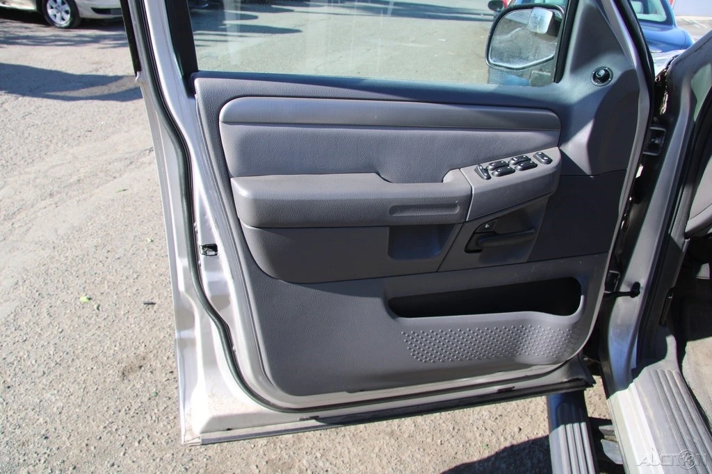 2004 Ford Explorer 3rd Gen - Image 11 of 21