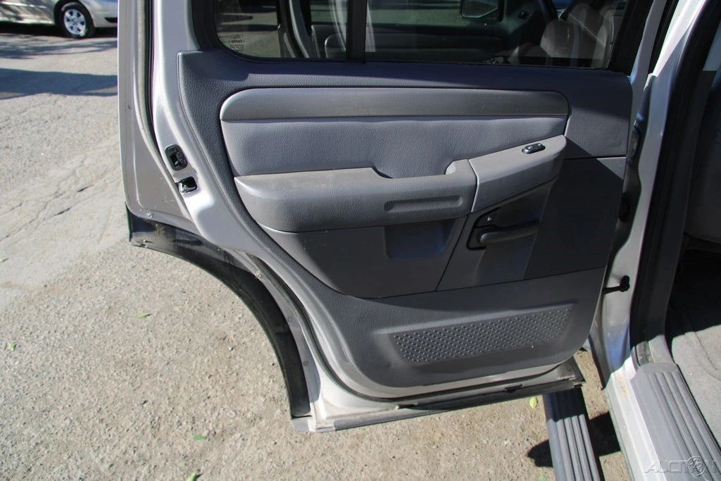 2004 Ford Explorer 3rd Gen - Image 17 of 21