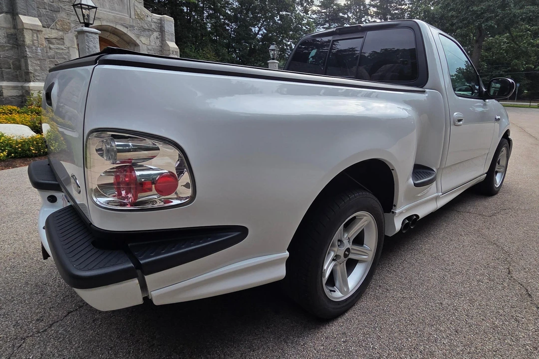 2004 Ford F-150 SVT Lightning 10th Gen - Image 27 of 31