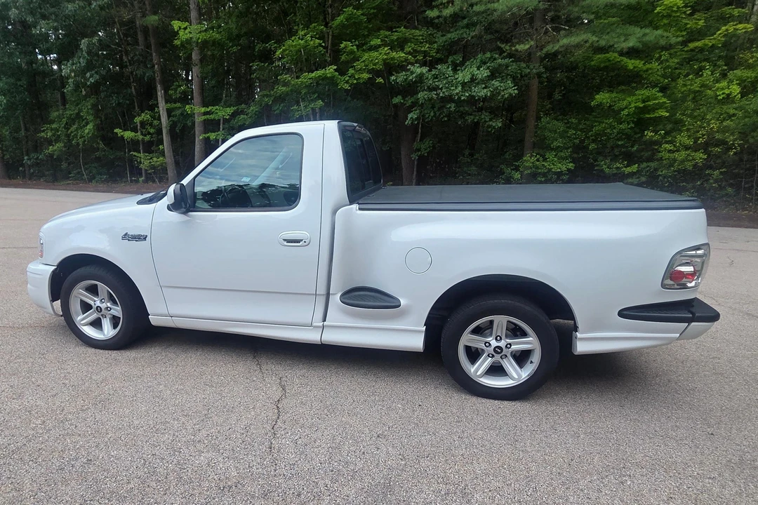 2004 Ford F-150 SVT Lightning 10th Gen - Image 15 of 31