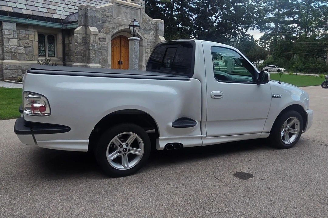 2004 Ford F-150 SVT Lightning 10th Gen - Image 30 of 31
