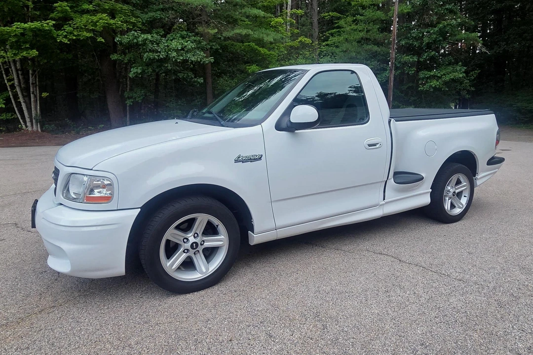 2004 Ford F-150 SVT Lightning 10th Gen - Image 11 of 31