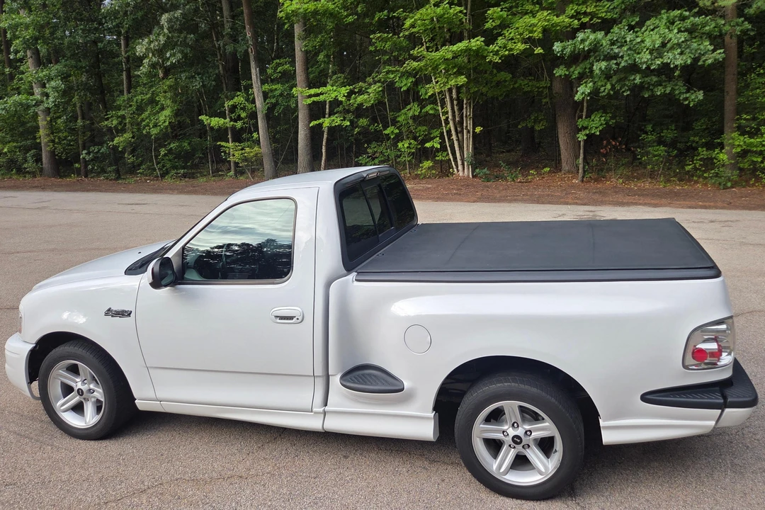 2004 Ford F-150 SVT Lightning 10th Gen - Image 14 of 31