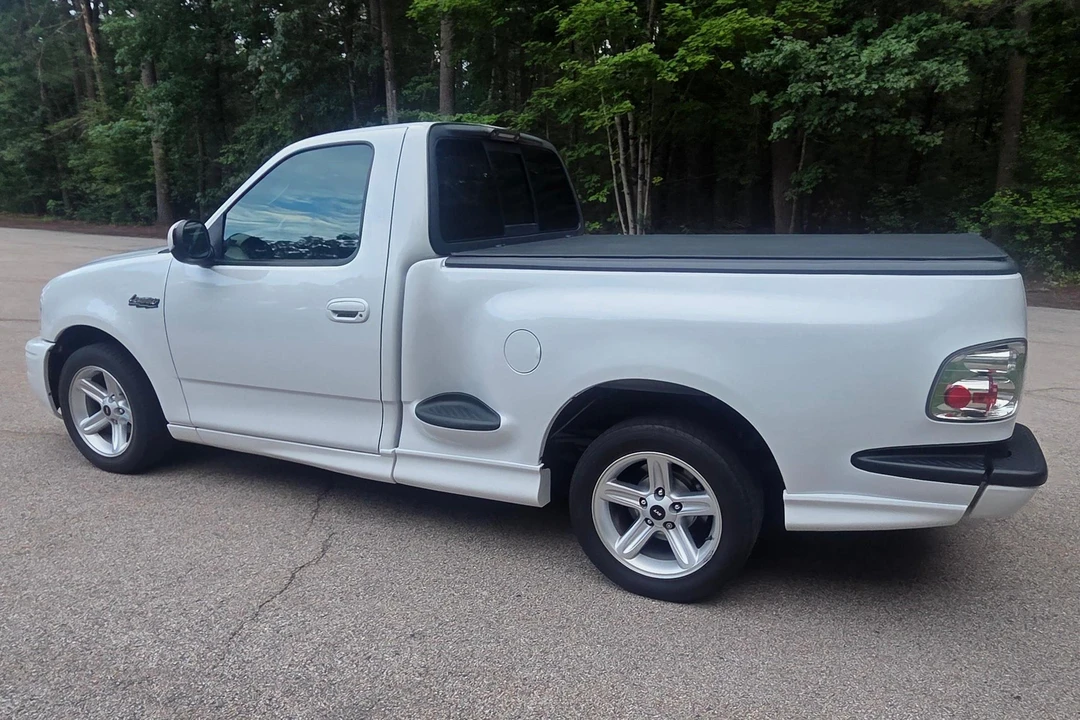 2004 Ford F-150 SVT Lightning 10th Gen - Image 17 of 31