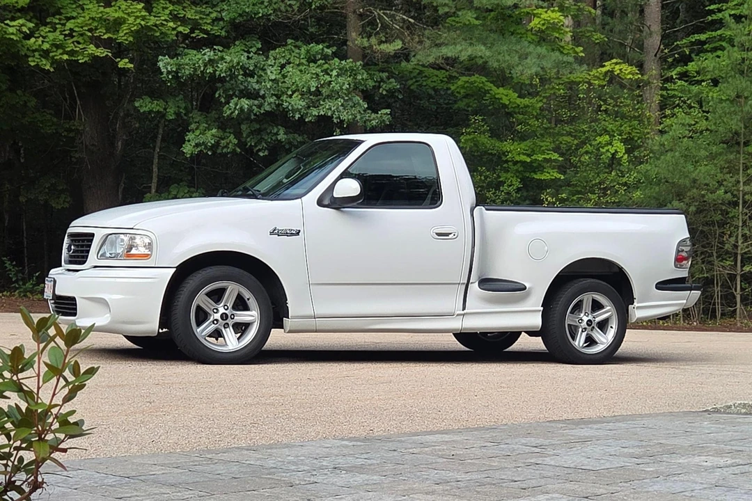 2004 Ford F-150 SVT Lightning 10th Gen - Image 13 of 31