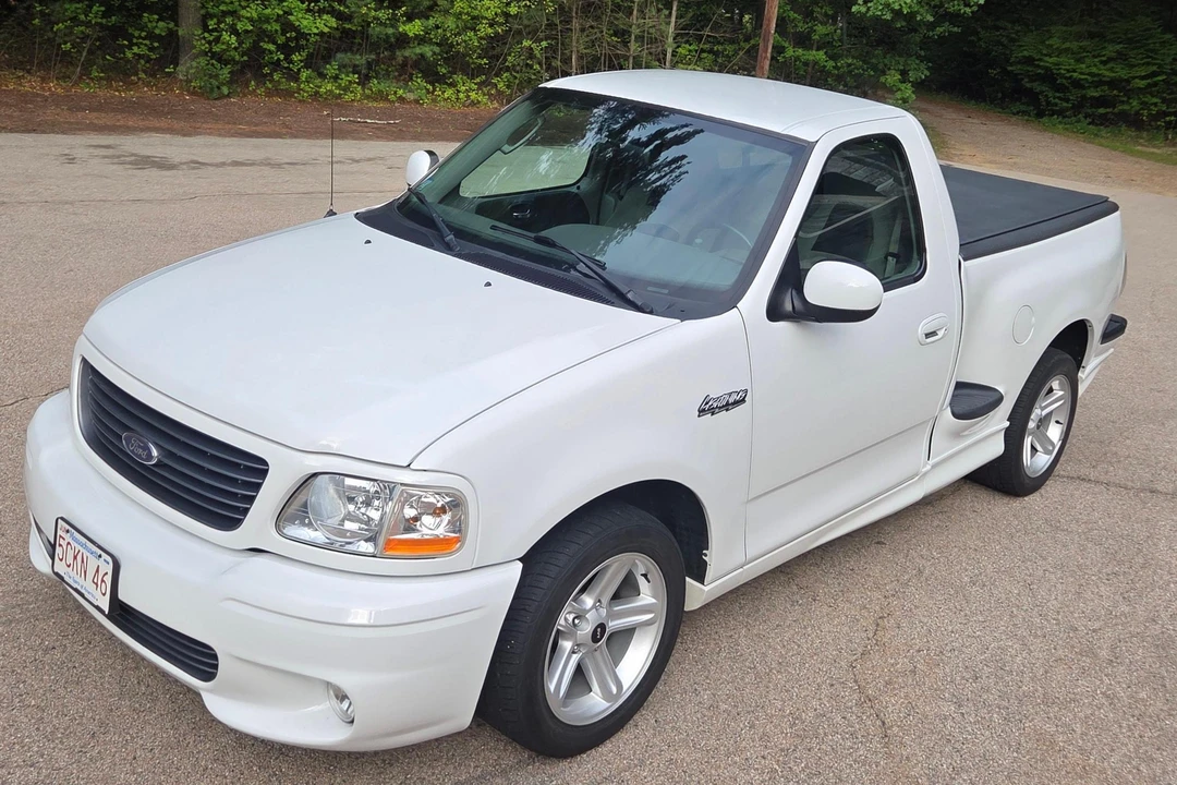 2004 Ford F-150 SVT Lightning 10th Gen - Image 3 of 31