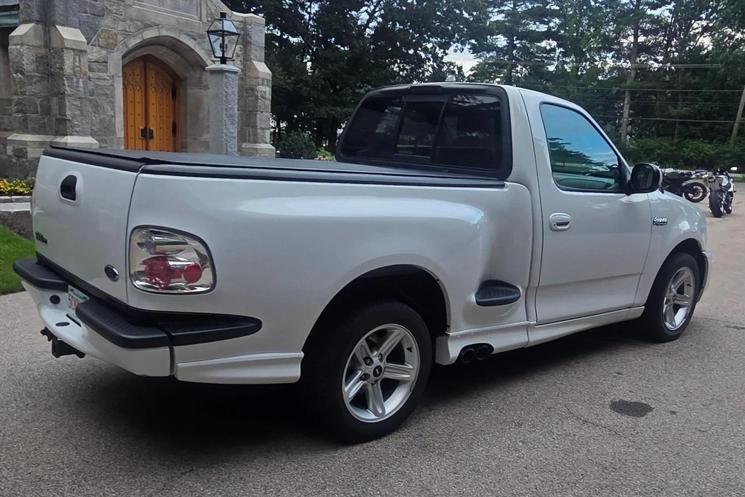 2004 Ford F-150 SVT Lightning 10th Gen - Image 28 of 31