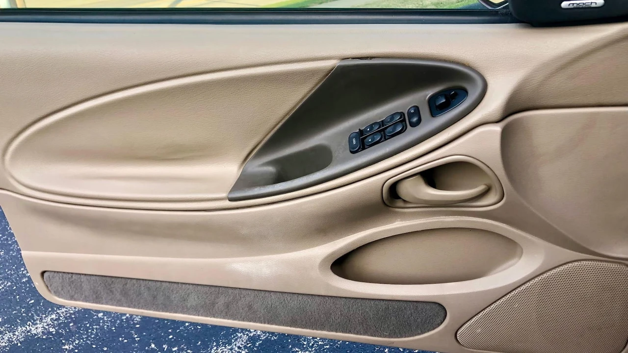 2004 Ford SN95 Mustang - Image 8 of 17