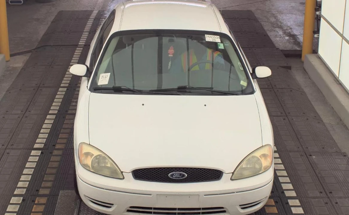 2004 Ford Taurus 4th Gen - Image 2 of 13