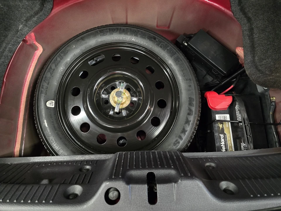 2004 Ford Thunderbird 11th Gen - Image 19 of 21