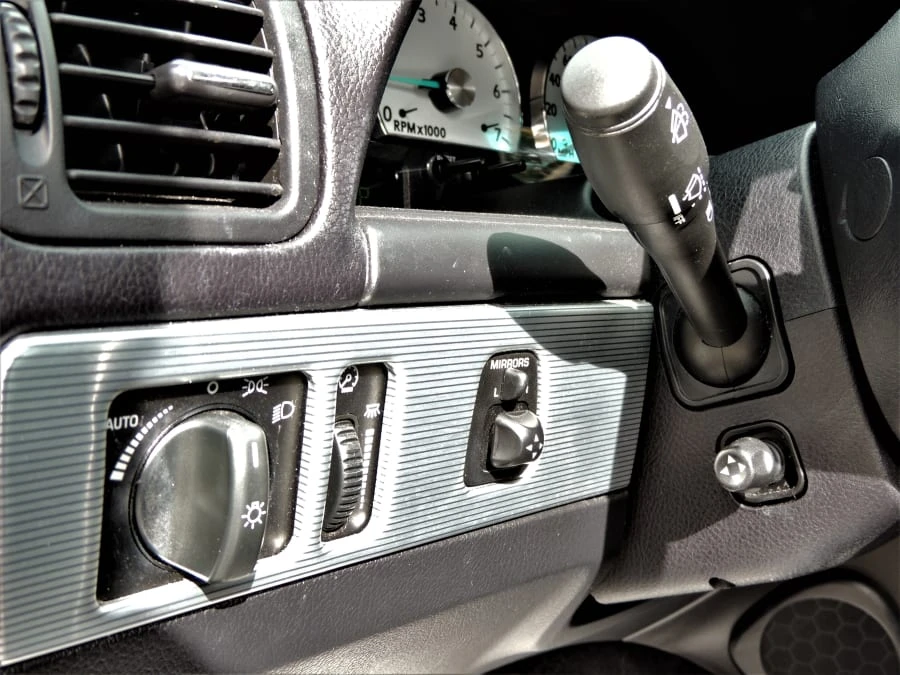 2004 Ford Thunderbird 11th Gen - Image 23 of 31