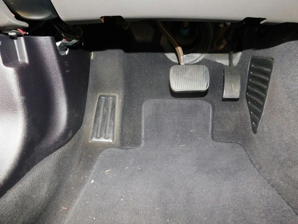 2004 Ford Thunderbird 11th Gen - Image 17 of 21