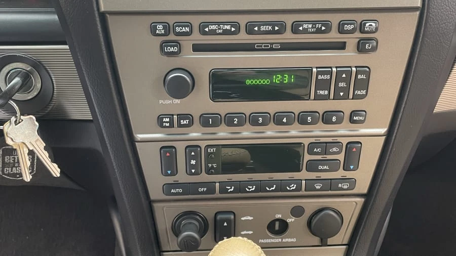 2004 Ford Thunderbird 11th Gen - Image 26 of 31
