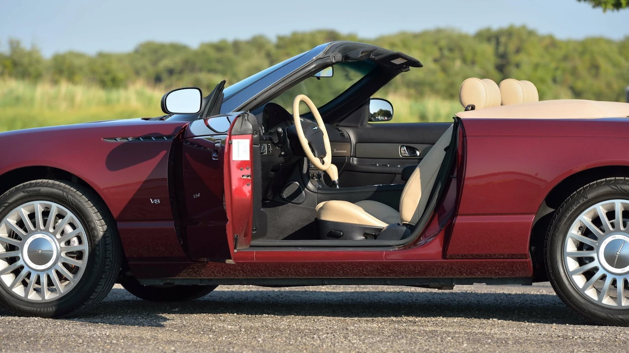 2004 Ford Thunderbird 11th Gen - Image 17 of 31